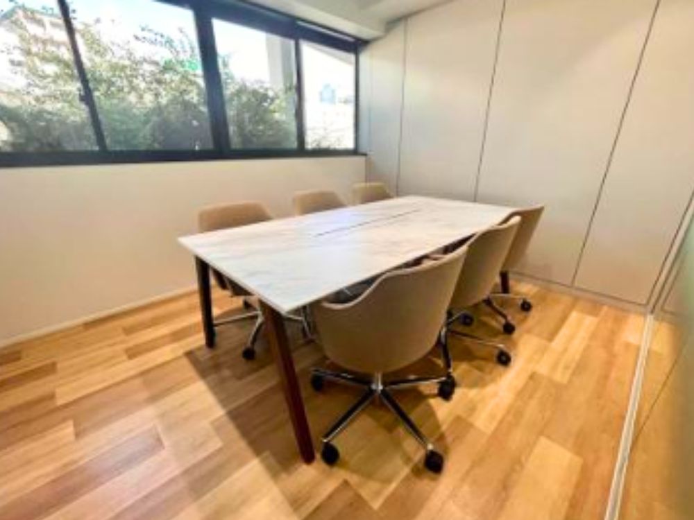 千代田区神田三崎町のテラス付きオフィス物件（水道橋駅徒歩1分、約30坪）