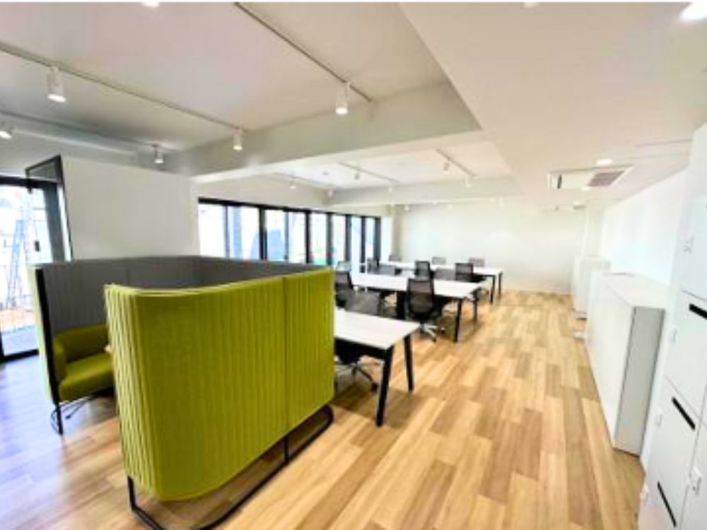 千代田区神田三崎町のテラス付きオフィス物件（水道橋駅徒歩1分、約30坪）