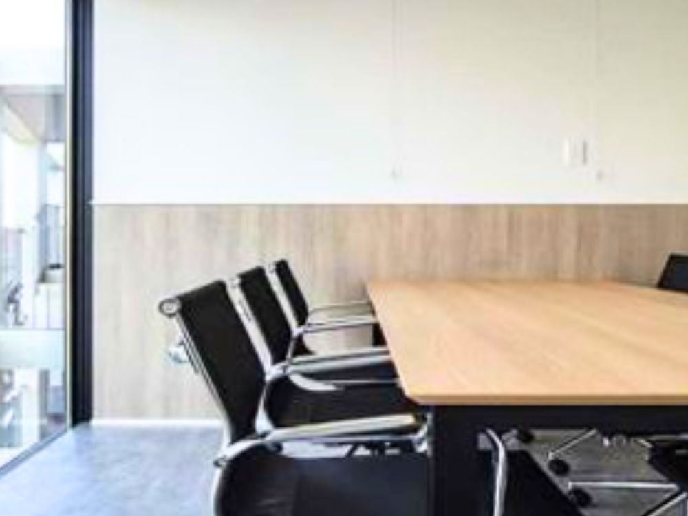 千代田区神田三崎町のテラス付きオフィス物件（水道橋駅徒歩1分、約30坪）