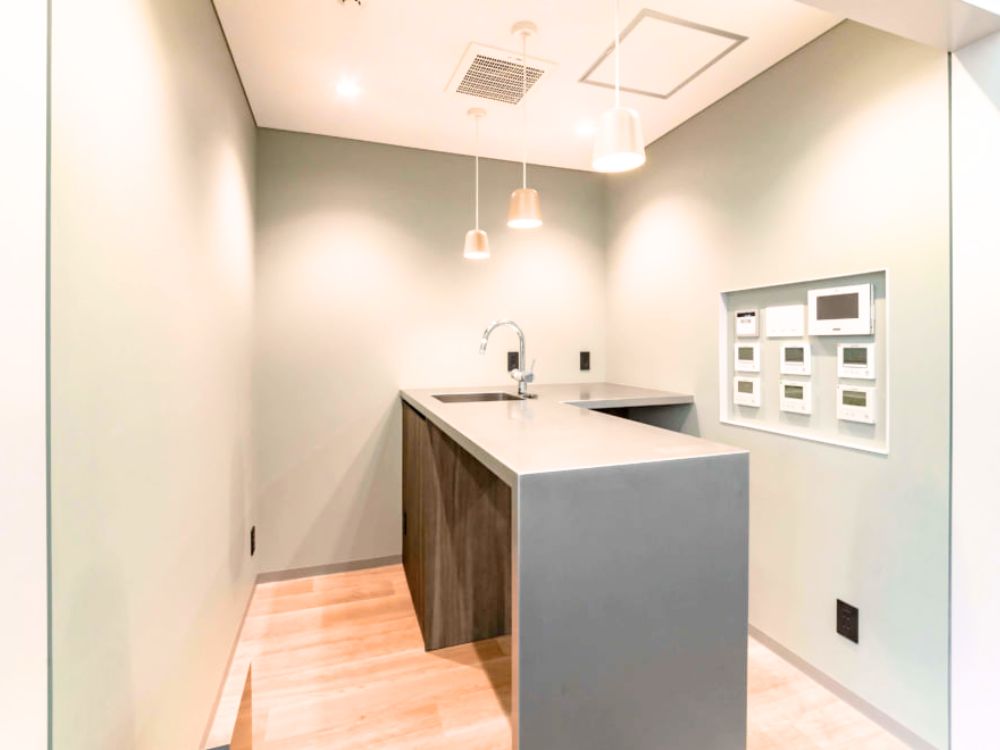 港区芝のセットアップオフィス物件（三田駅徒歩4分、約45坪）