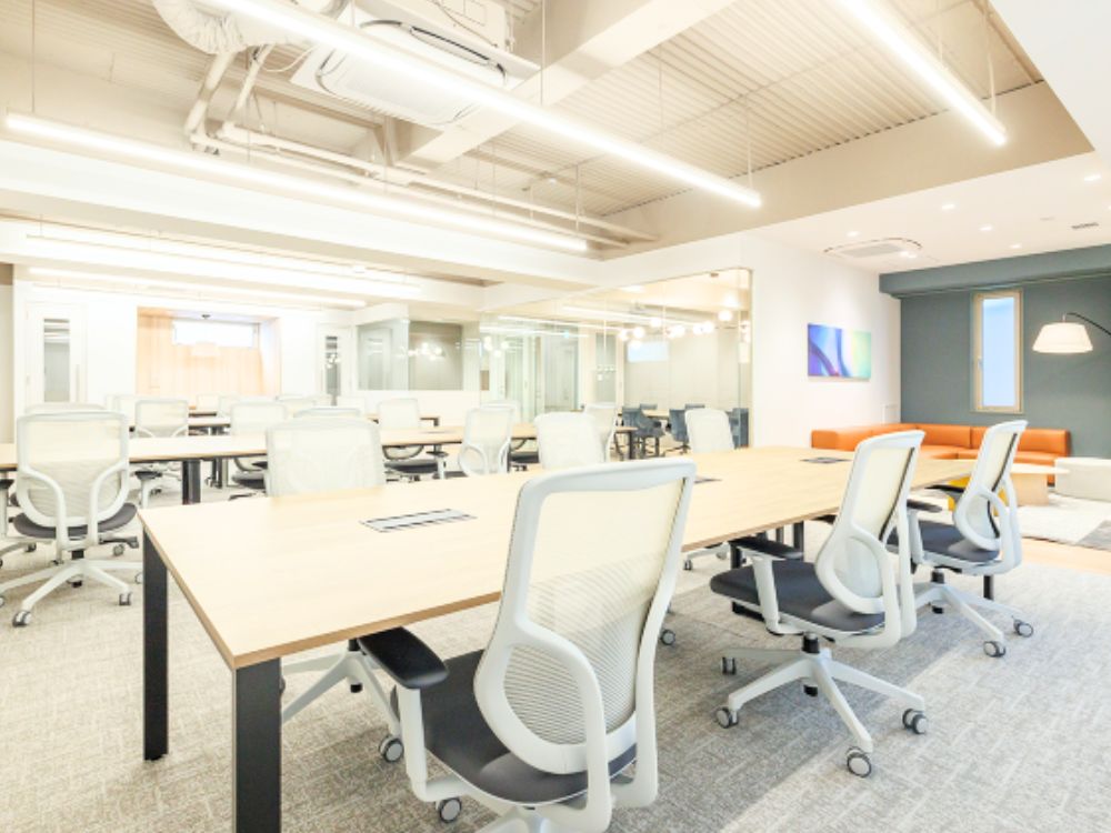 千代田区神田東松下町のフルセットアップオフィス物件（岩本町駅徒歩5分、約55坪）