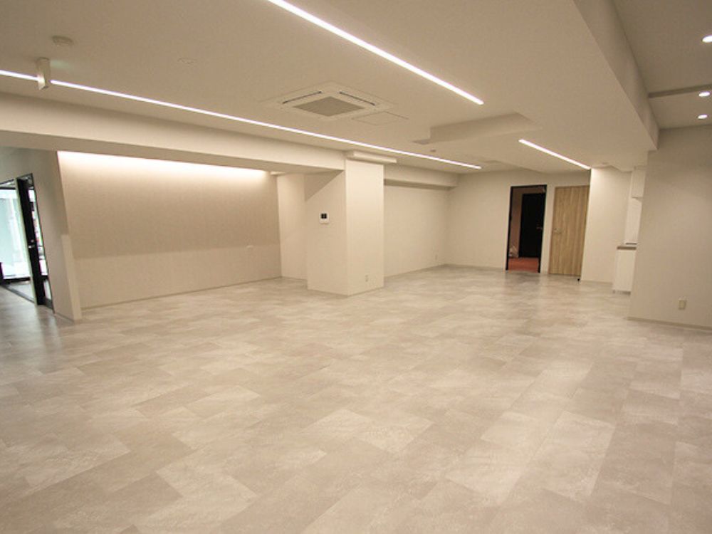 新宿区新宿のセットアップオフィス物件（新宿御苑前駅徒歩1分、約50坪）