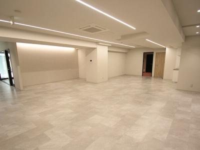 新宿区新宿のセットアップオフィス物件(新宿御苑前駅徒歩1分、約50坪)