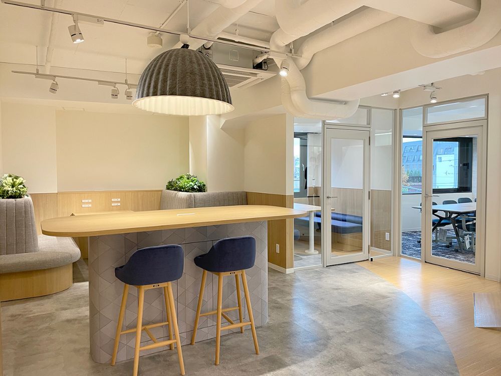 新宿区新宿のセットアップオフィス物件（新宿三丁目駅徒歩4分、約45坪）