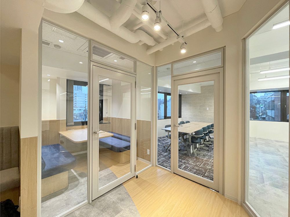 新宿区新宿のセットアップオフィス物件（新宿三丁目駅徒歩4分、約45坪）