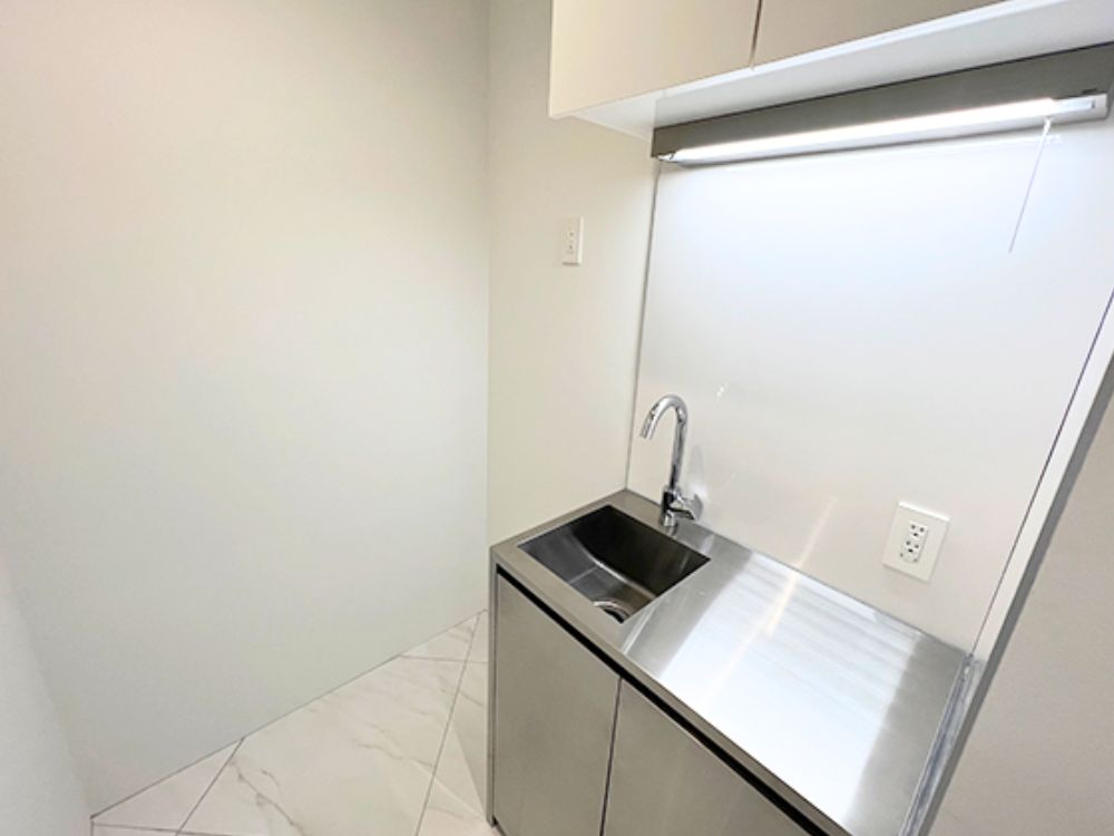 千代田区神田猿楽町のハーフセットアップオフィス物件（水道橋駅徒歩5分、約35坪）