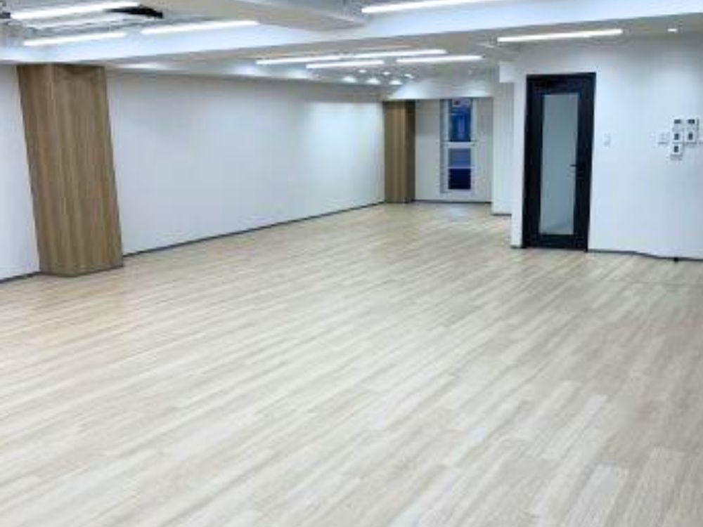 中央区入船のセットアップオフィス物件（新富町駅徒歩4分、約45坪）