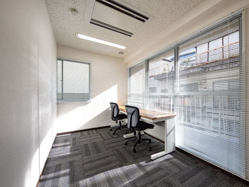 港区南青山の3-4名用オフィス物件（青山一丁目駅徒歩4分、10坪未満）