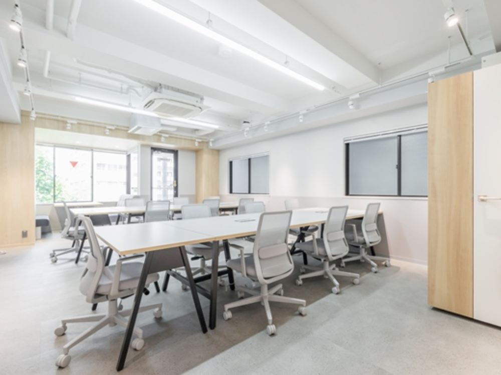 新宿区四谷のフルセットアップオフィス物件（四谷三丁目駅徒歩2分、約20坪）