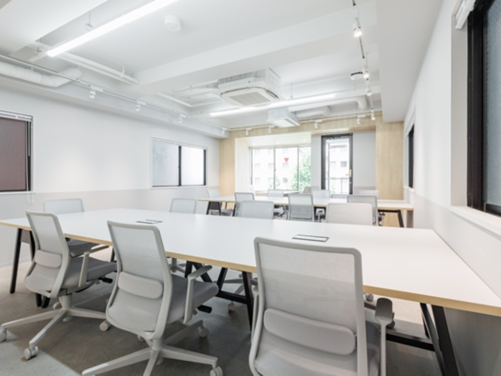 新宿区四谷のフルセットアップオフィス物件（四谷三丁目駅徒歩2分、約20坪）