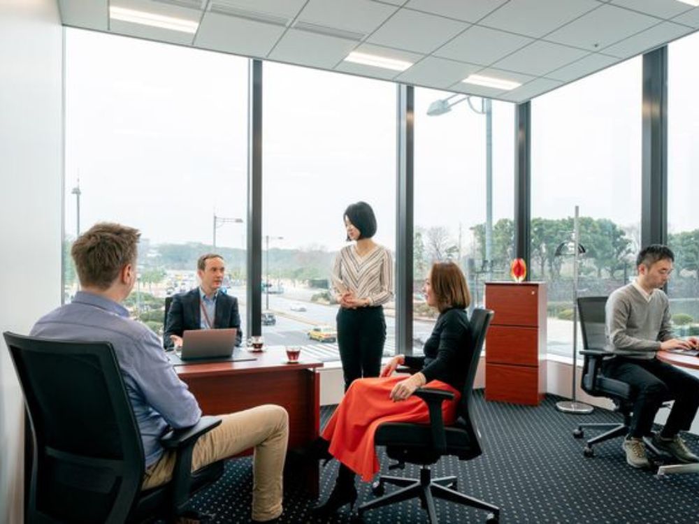 千代田区丸の内の4-6名用オフィス物件（二重橋前駅徒歩1分、10坪未満）