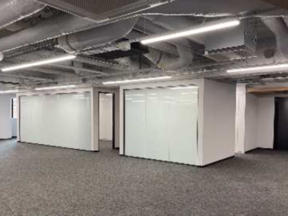 新宿区西新宿のセットアップオフィス物件（都庁前駅徒歩6分、約125坪）