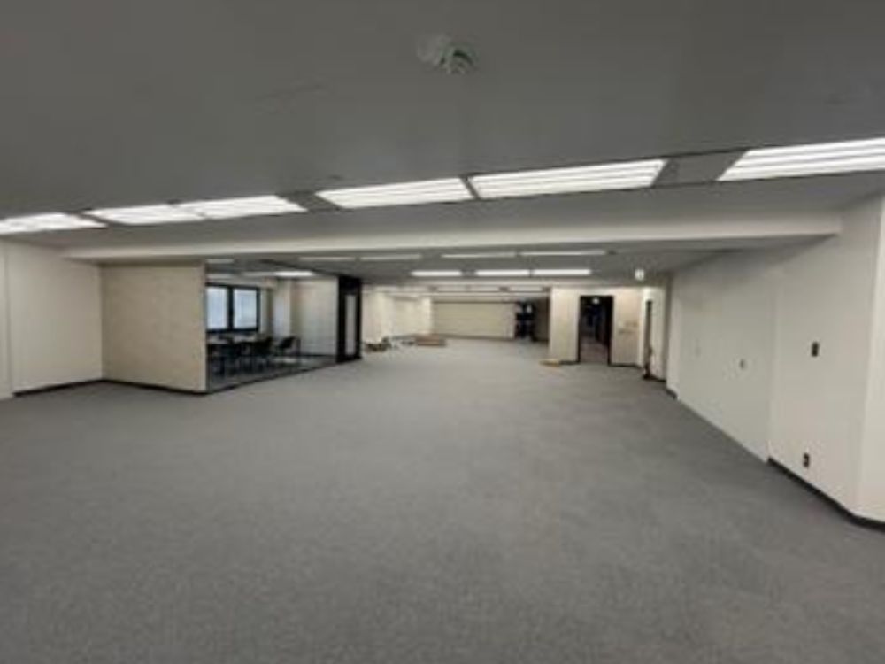 港区芝の会議室付きセットアップオフィス物件（三田駅徒歩3分、約150坪）