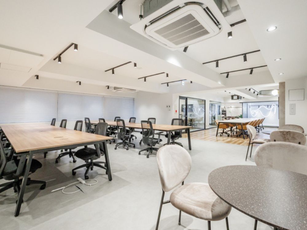 新宿区西新宿のセットアップオフィス物件（西新宿駅徒歩5分、約55坪）