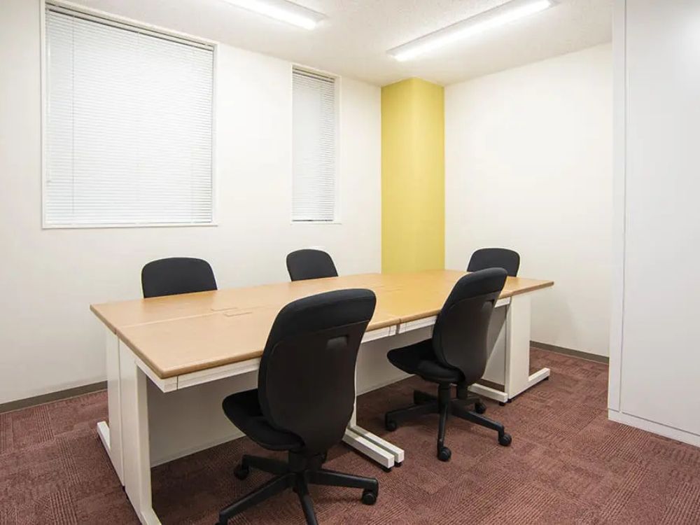 新宿区大久保の6-8名用オフィス物件（東新宿駅徒歩1分、10坪未満）