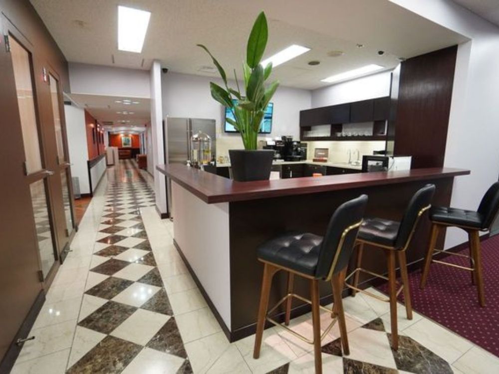 中央区日本橋本町の3-4名用オフィス物件（新日本橋駅徒歩1分、10坪未満）