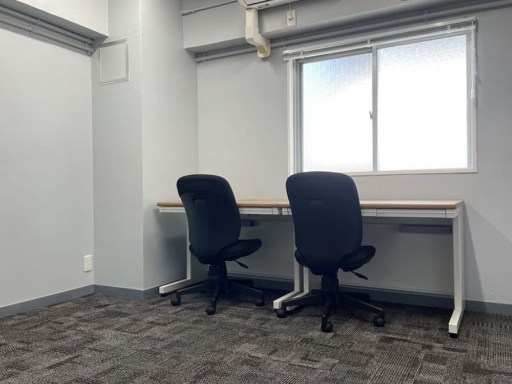 新宿区西新宿の2-4名用オフィス物件（西新宿駅徒歩3分、10坪未満）
