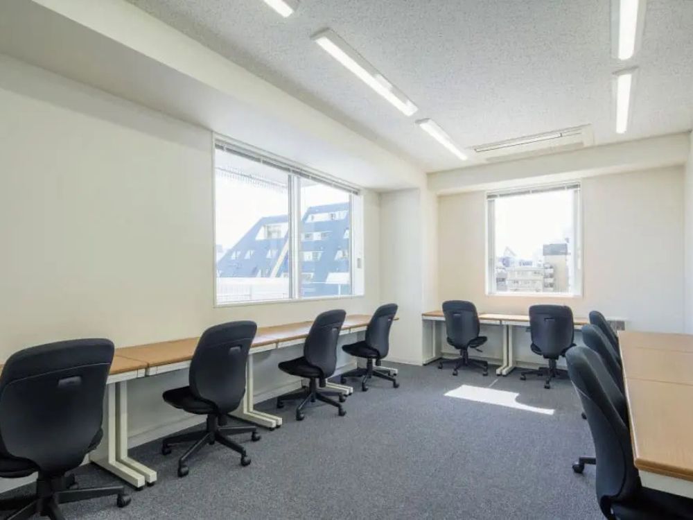 新宿区新宿の8-10名用オフィス物件（新宿三丁目駅徒歩4分、10坪未満）