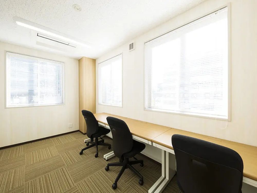 港区新橋の4名用オフィス物件（新橋駅徒歩3分、10坪未満）
